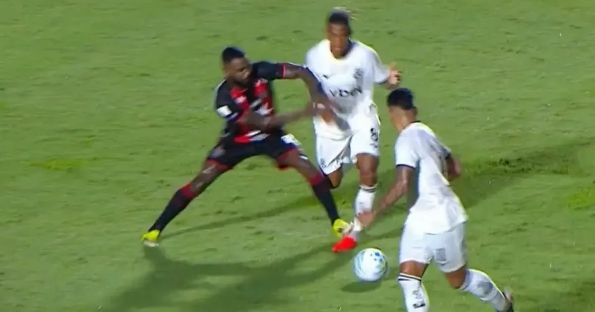 Absurdo! Ramon dá entrada violenta no tornozelo de Danilo e não é expulso em Vitória x Botafogo
