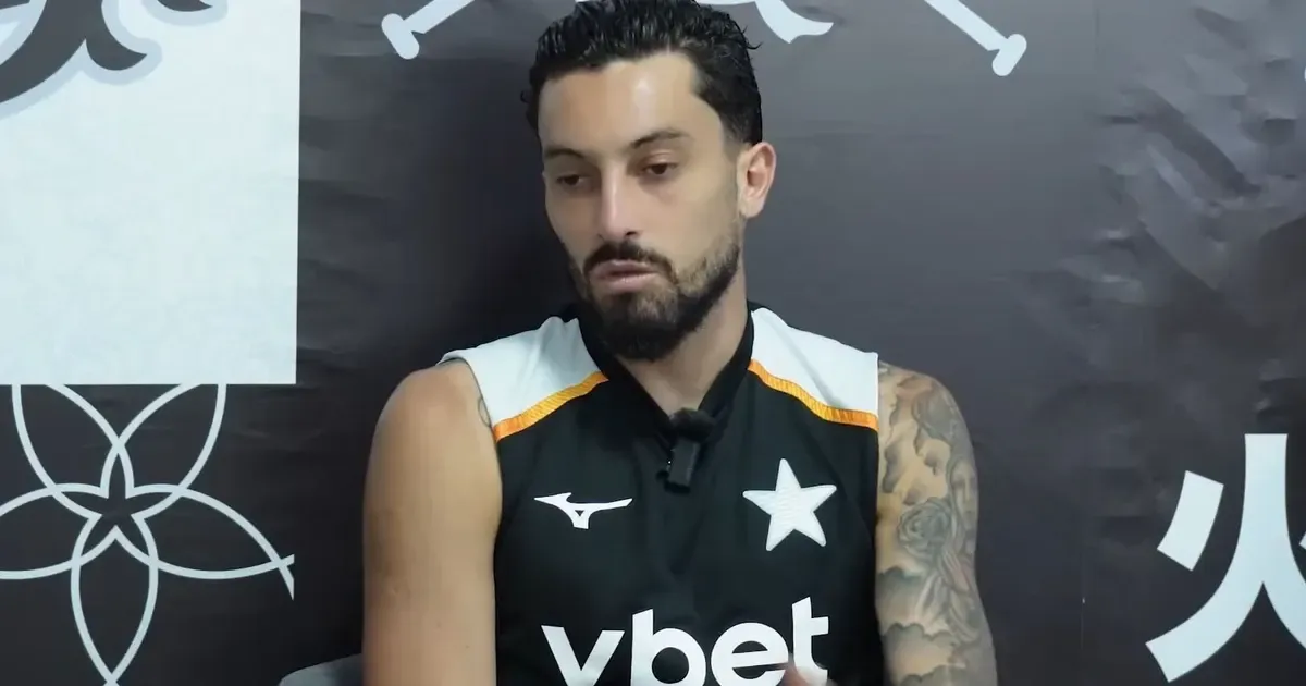 Alex Telles vê Botafogo voltando ao rumo com nova direção e ressalta transparência por renovação: ‘Contatos muito positivos’