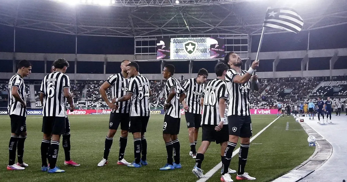 Alex Telles dedica golaço ao pai em semana ‘importante’ e diz: ‘Botafogo é um clube especial na minha carreira’