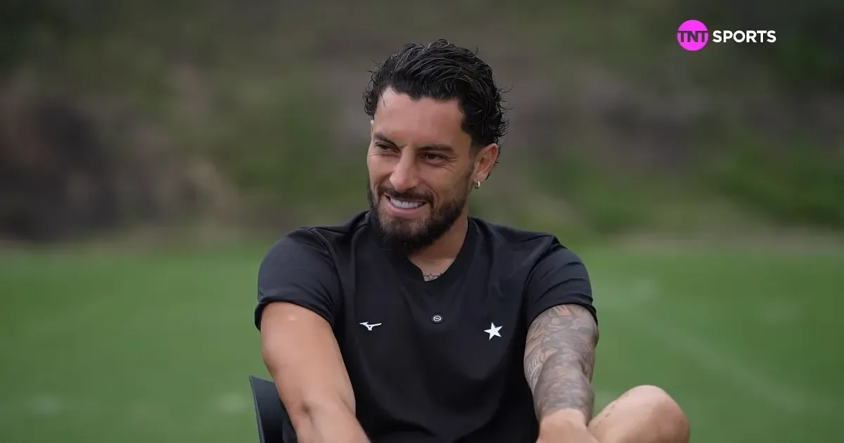 Alex Telles renova contrato com Botafogo até 2028