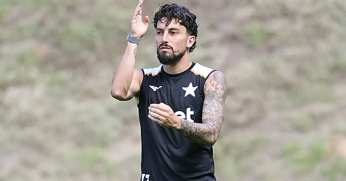 Alex Telles está próximo de renovar com o Botafogo por mais dois anos