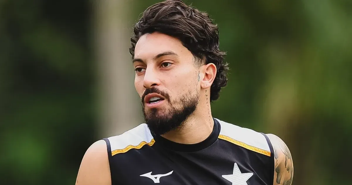 Alex Telles explica processo de renovação: ‘Não queria tratar como algo mais valioso que o momento do Botafogo. O mais importante é o clube, é a torcida’