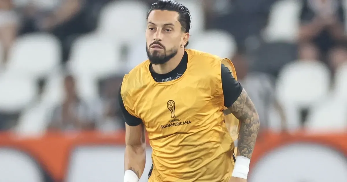 Alex Telles, após eliminação: ‘Falam muito do Botafogo, mas vamos voltar como foi de 2023 para 2024. Não é momento de desunião’