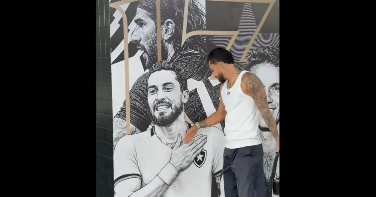 Alex Telles entre lendas no Nilton Santos
