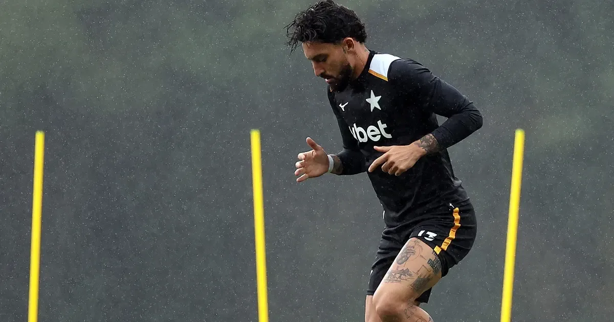 Alex Telles não descarta usar a camisa 6 de Nilton Santos no Botafogo: ‘Já passou pela minha cabeça’