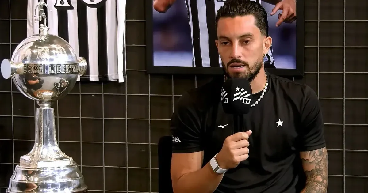 Alex Telles renova contrato com Botafogo até 2028