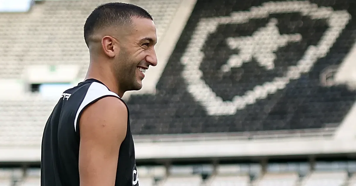 Alex Telles prevê evolução de Ziyech no Botafogo: ‘Está feliz. É sempre um perigo com a bola no pé e sei que vai nos ajudar’