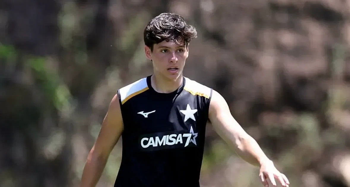 Álvaro Montoro treina e pode reforçar o Botafogo contra o Coritiba pelo Brasileirão