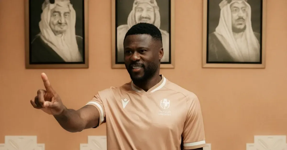 Alvo do Botafogo, Mbemba é anunciado por clube de Bruno Lage na Arábia Saudita