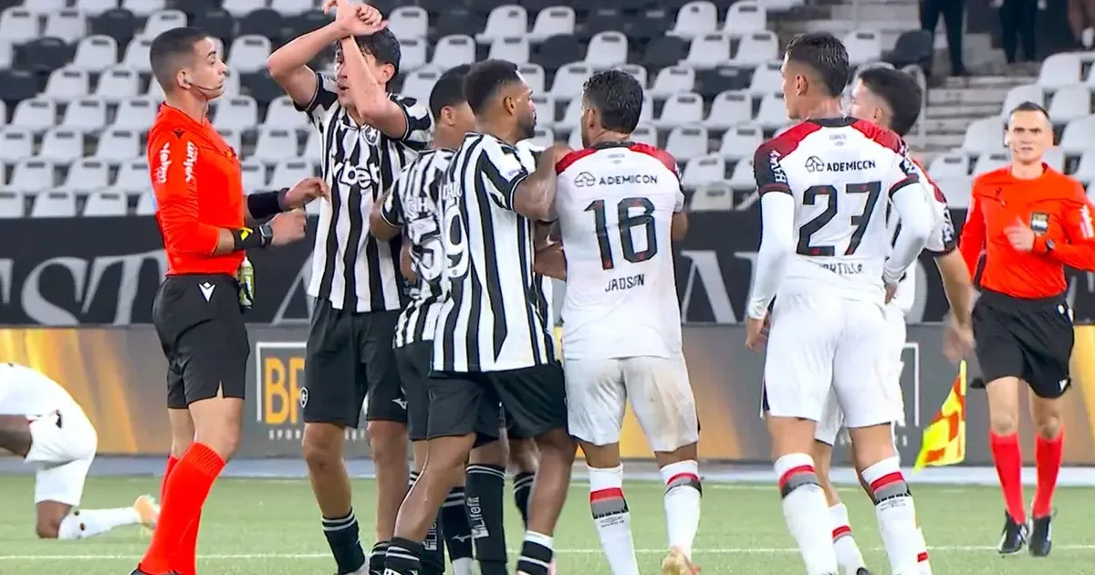 Ferraresi faz gesto antirracista em jogo do Botafogo
