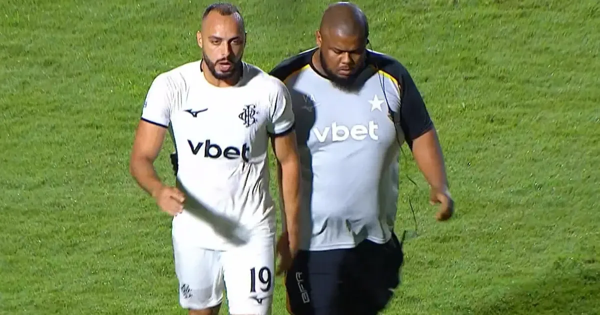 Arthur Cabral pode pegar até 6 jogos de suspensão
