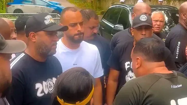 Arthur Cabral é enquadrado por torcedores em protesto no CT do Botafogo: ‘Não consegue dominar uma bola!’