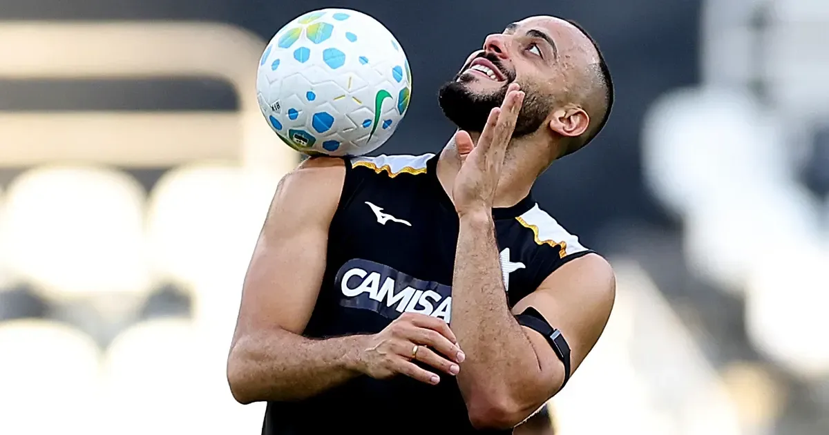 Arthur Cabral treina no lugar de Tiquinho e deve ser titular no Botafogo contra o Remo