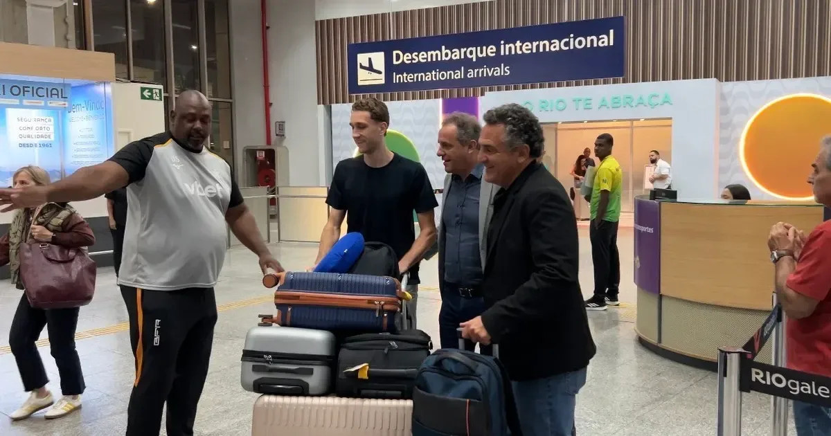 Arthur Chaves chega ao Rio de Janeiro para assinar contrato com o Botafogo