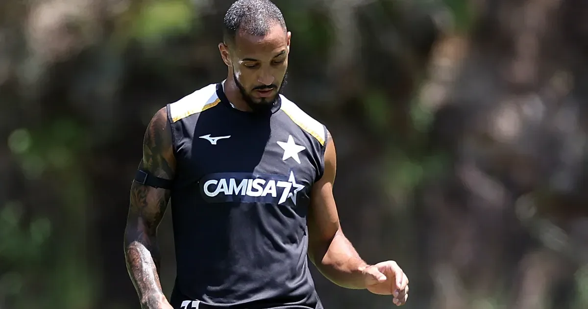 Arthur Chaves e Lucas Monzón desfalcam Botafogo contra o Coritiba