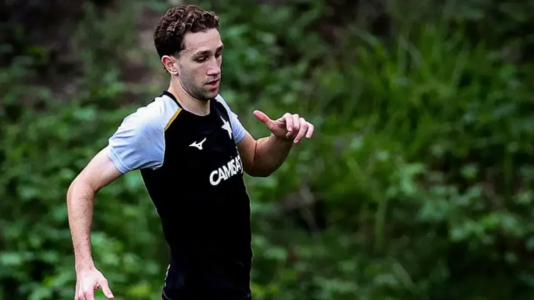 Arthur Chaves treina com elenco e pode reforçar Botafogo contra a Chapecoense
