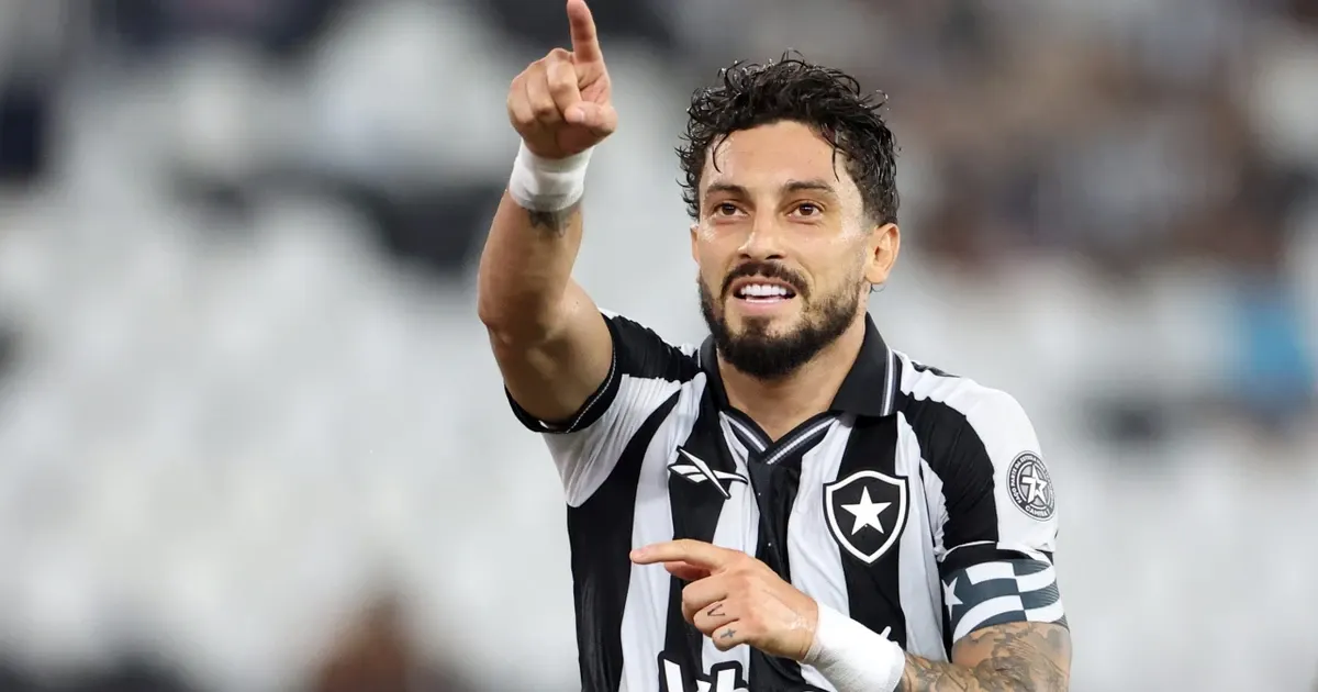 Botafogo renova com Alex Telles até 2028
