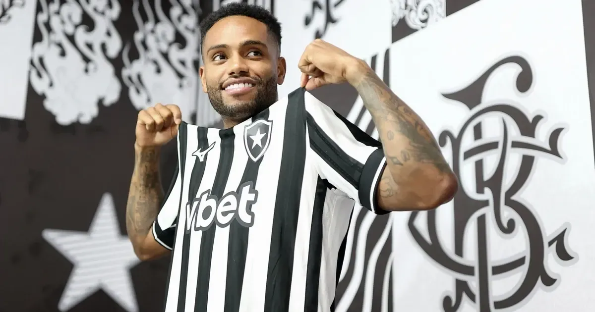 Botafogo anuncia contratação de Danilo Pereira, centroavante do Rangers