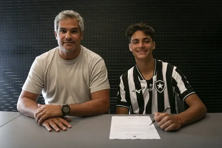 Botafogo assina contrato com Guilherme Risso