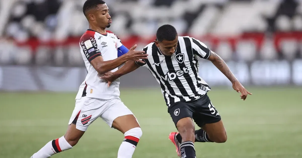Botafogo doa dois gols no começo, tem reação tardia e perde para o athletico-pr no nilton santos
