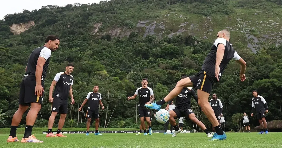 Botafogo busca zagueiro, atacante e estuda trazer mais um meio-campista na janela internacional