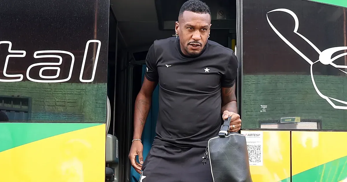 Botafogo chega a Porto Alegre para enfrentar Internacional com retorno de Edenílson; veja relacionados