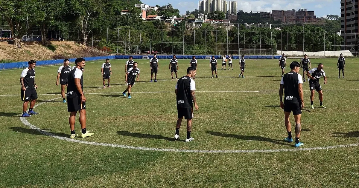Botafogo deixa contratação de atacante em segundo plano