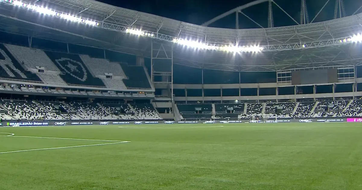 Botafogo mudou empresa de manutenção do gramado sintético do Nilton Santos no início de 2026