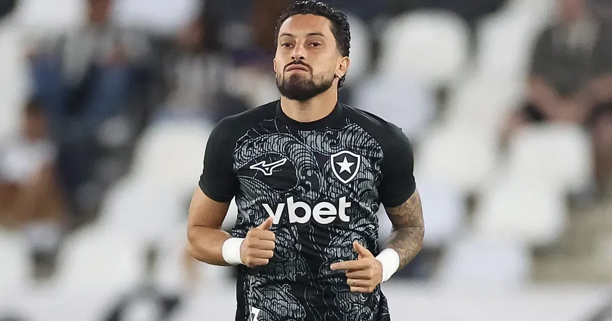 Botafogo ainda não fez proposta para Alex Telles renovar, e conversas ocorrem ‘de forma tranquila e sem pressão’