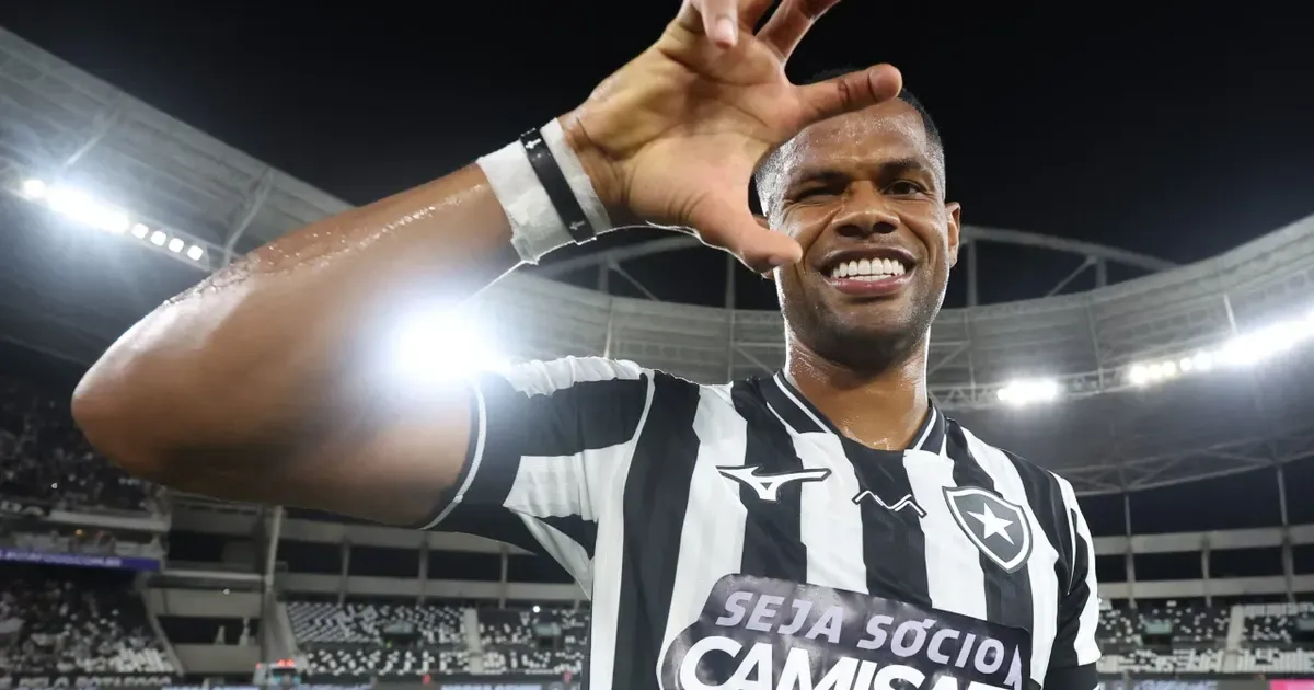 Botafogo não decidiu sobre Júnior Santos