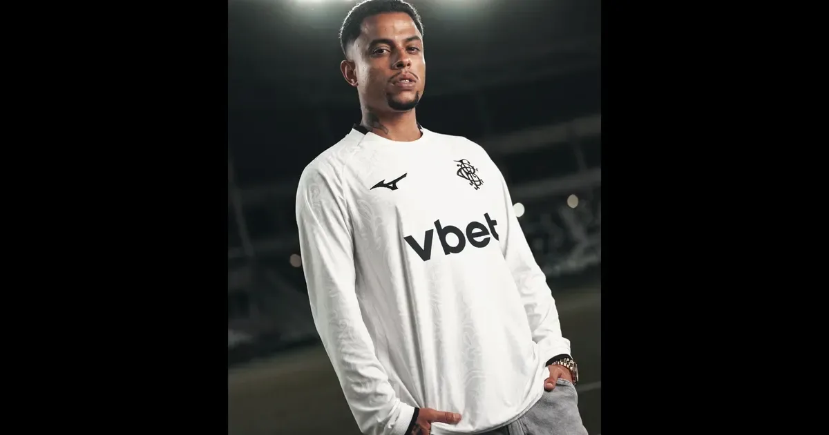 Botafogo resgata primeiro uniforme do futebol e lança camisa branca de manga longa com a Mizuno