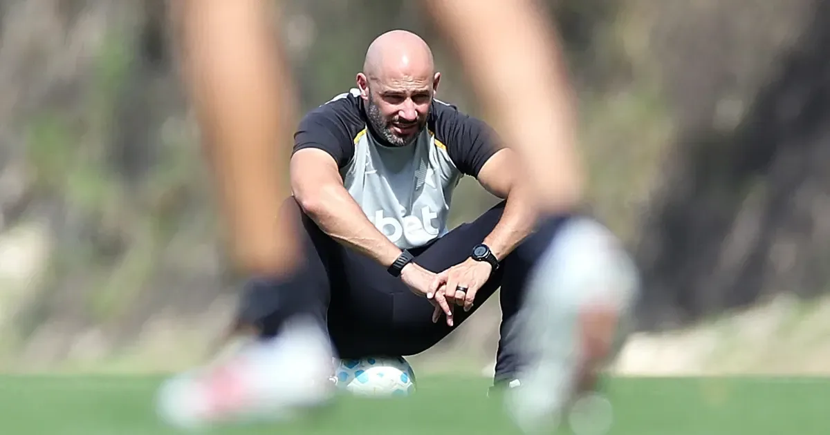 Botafogo terá reunião nesta noite sobre Franclim Carvalho e já busca nome experiente no mercado