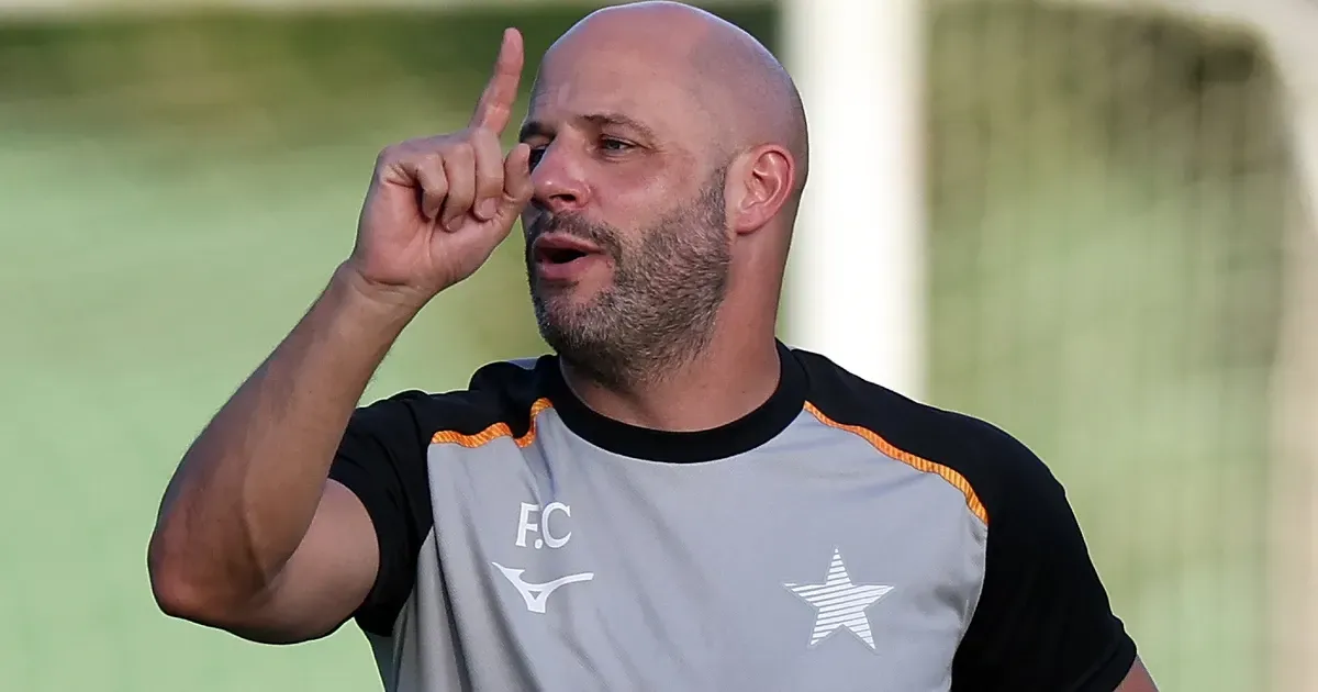 Canal diz que diretor do Vasco usa nome de Leila Pereira, do Palmeiras, para tentar levar Franclim Carvalho, técnico do Botafogo