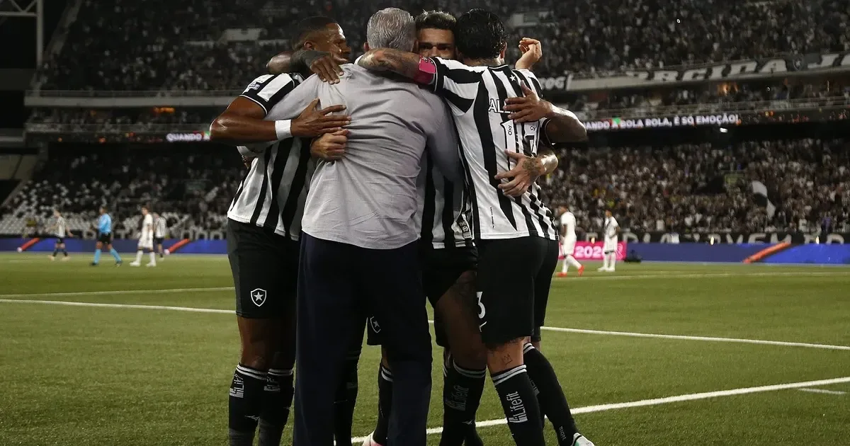 Comemoração efusiva de Tite em gol anulado do Botafogo ‘pareceu premeditada’, crê Rizek: ‘Quer mostrar que está com energia’