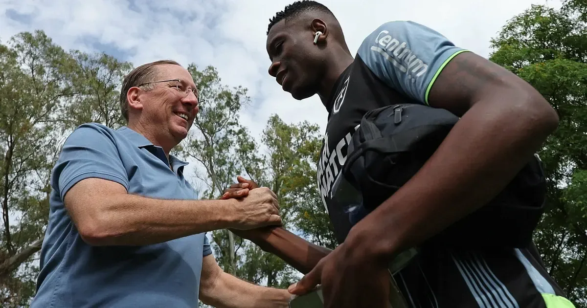 Comentarista ironiza Flamengo: ‘Plano A era Almada, plano B Luiz Henrique, plano C é contratar John Textor. Que vontade de ser Botafogo’