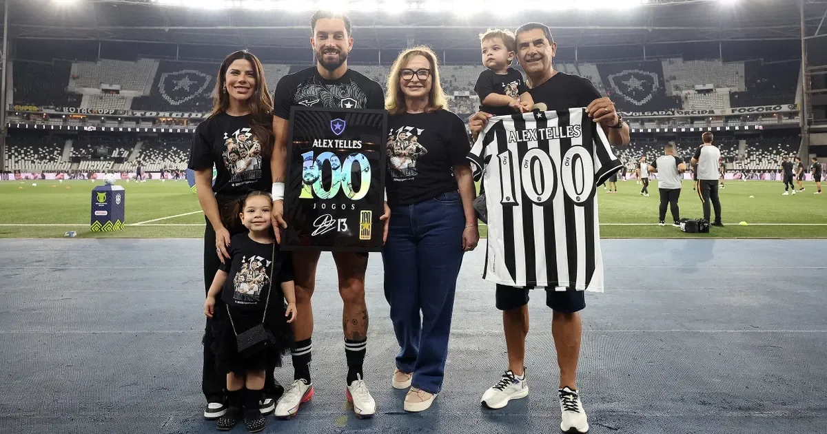 Alex Telles recebe homenagem do Botafogo