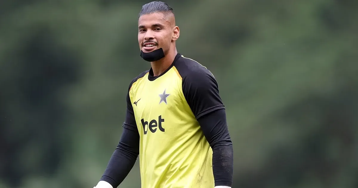 Com curativo no queixo, Warleson volta aos treinos no Botafogo