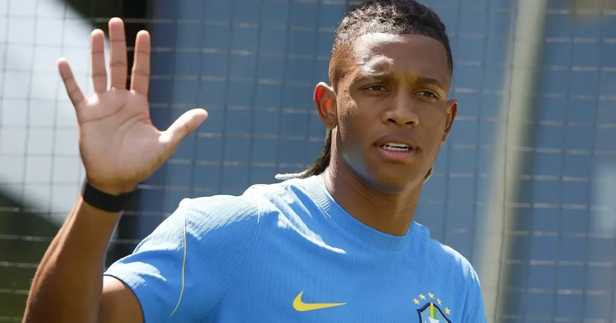 Danilo, do Botafogo, vem treinando muito bem na Seleção Brasileira, conta jornalista: ‘É questão de tempo virar titular’