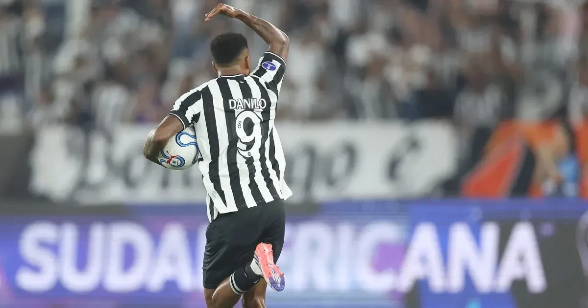 Danilo Pereira explica por que cedeu camisa 9 do Botafogo para Tiquinho Soares: ‘Fiz isso de coração’