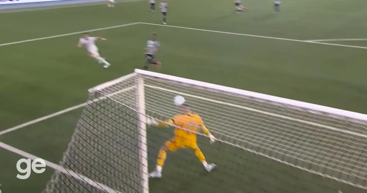 Defesa de Warleson, do Botafogo, com a cabeça repercute no exterior: ‘Neuer está com inveja’