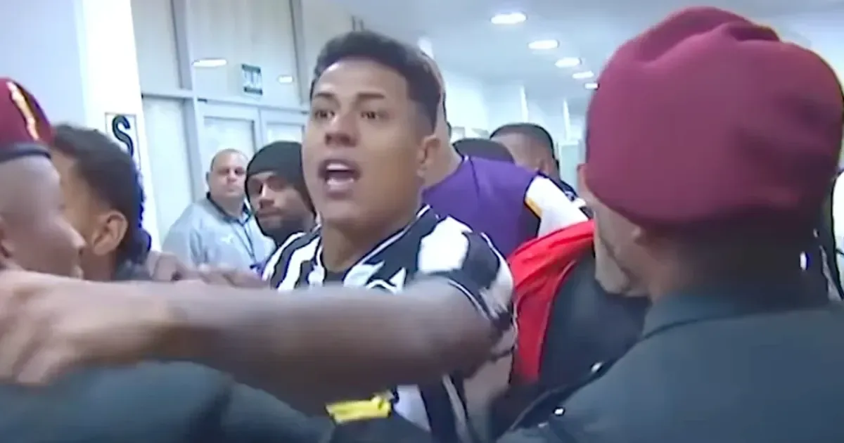 Diretoria do Botafogo manifesta insatisfação nos bastidores após vexame; jogadores fazem forte cobrança entre si, diz canal