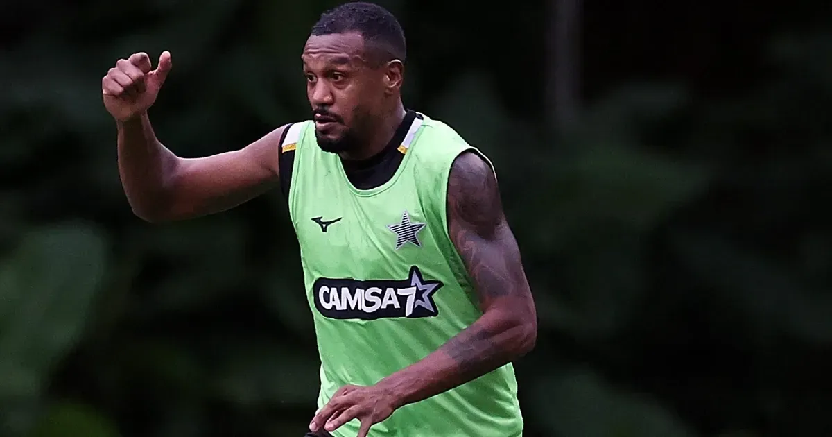 Edenílson treina com grupo e pode reforçar Botafogo contra o Internacional