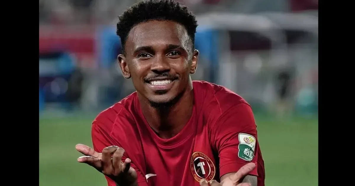 Emprestado pelo Botafogo, Jeffinho faz dois gols em vitória na China e comemora no estilo Homem-Aranha
