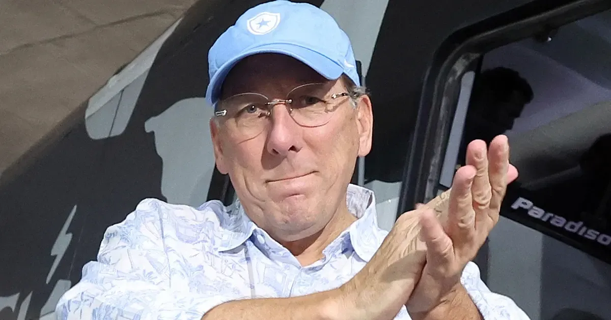 Ex-Botafogo, John Textor é condenado a pagar quase US$ 100 milhões à Iconic