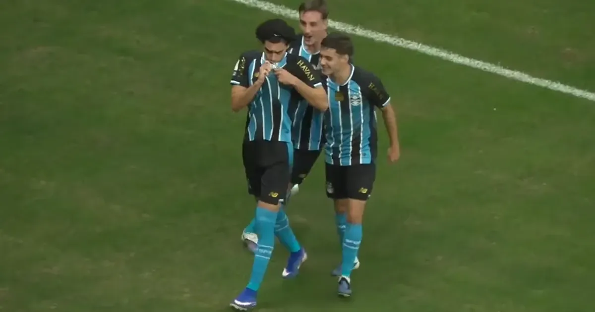 Ex-Botafogo, Matheus Nascimento estreia com gol pelo Grêmio em amistoso e beija escudo na comemoração; veja