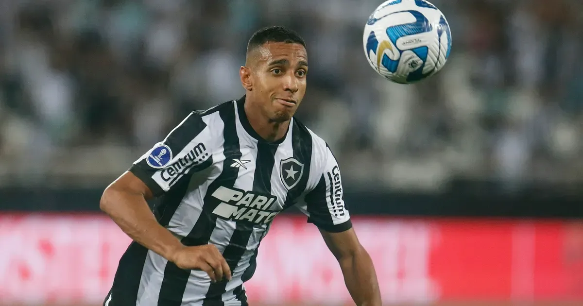 Ex-Botafogo, Victor Sá encaminha acerto para virar reforço do São Paulo