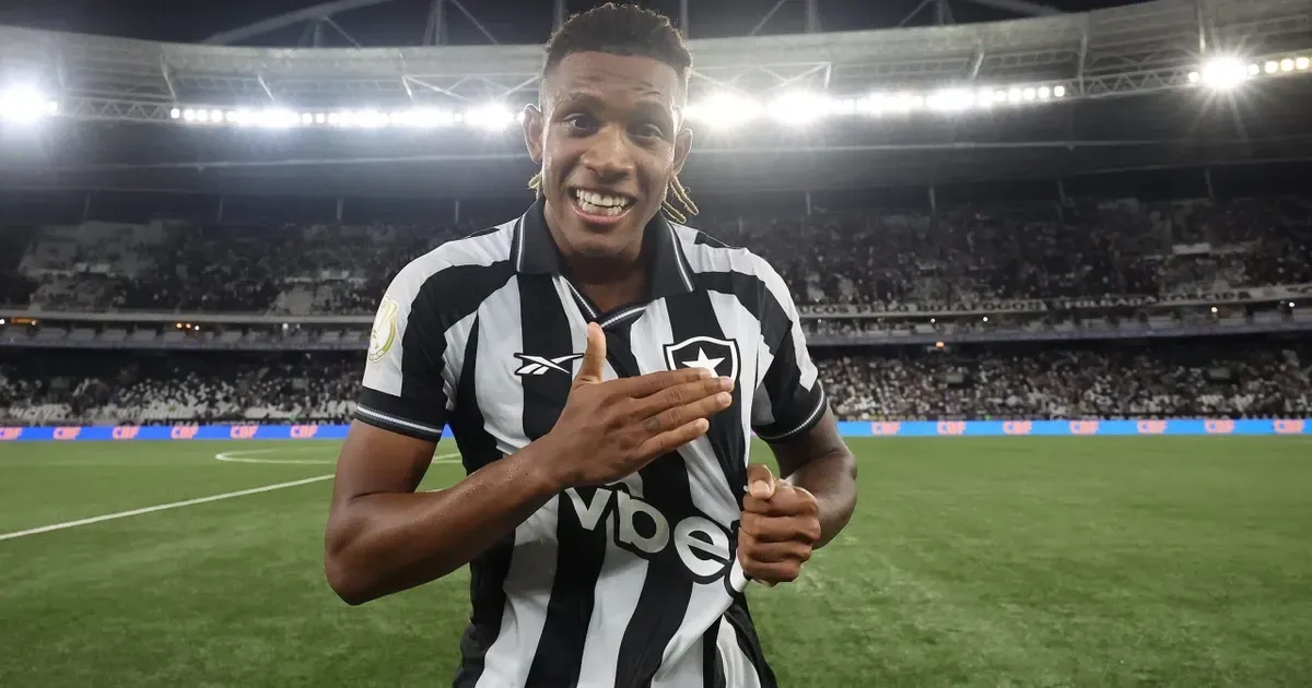 Ex-controlador da SAF do Botafogo, John Textor diz que Danilo precisa ir para a Europa ou ficar: “Esperamos lealdade”