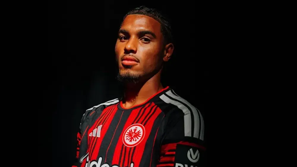 Ex-zagueiro do sub-20 do Botafogo é anunciado pelo Frankfurt em negócio de R$ 26 milhões