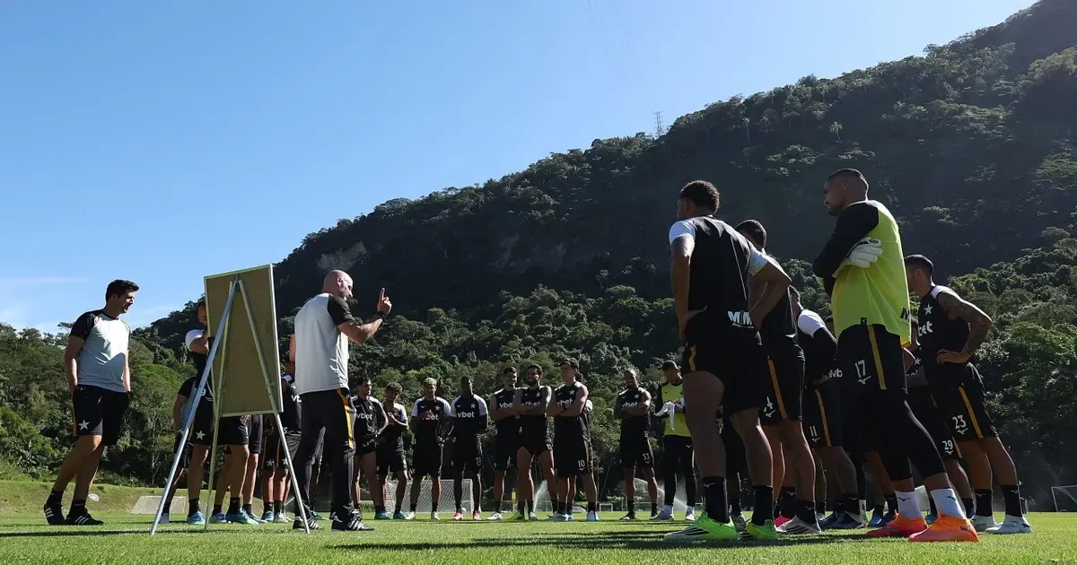 Franclim comandou treino normal, mostrou vídeos e preparou Botafogo para jogo com Cienciano; técnico e elenco acreditavam em permanência