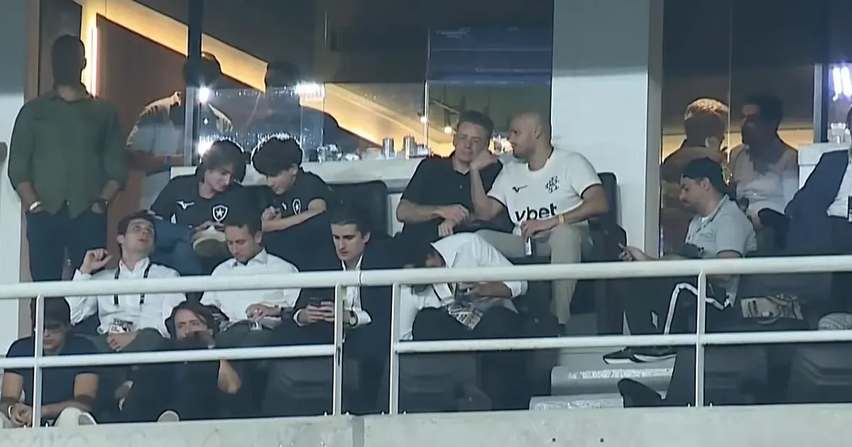 Gabriel de Alba foge dos holofotes em primeiro jogo do Botafogo e seguirá no Rio mais alguns dias